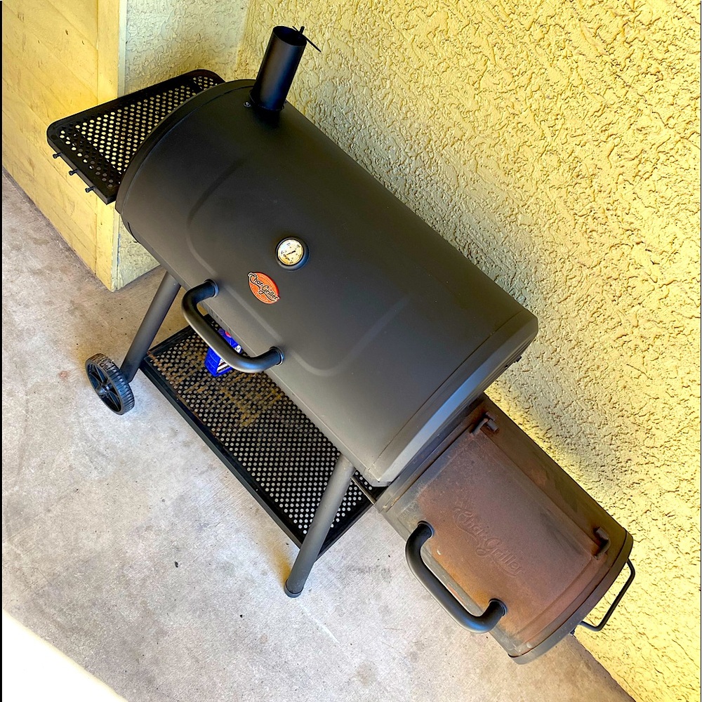 Professional Char~Griller Black with smoker on the side